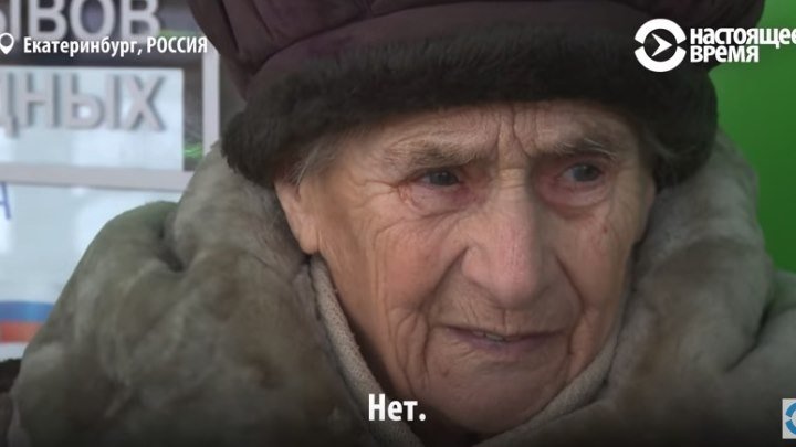 88-летняя бабушка продает свои сказки на морозе. Реакции людей