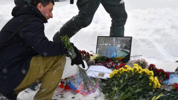 В память о погибшем лётчике к зданию Минобороны несут цветы