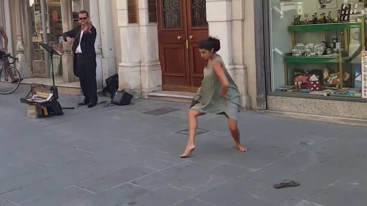 Очень красиво станцевала балерина на улице под мелодию уличного музыканта!