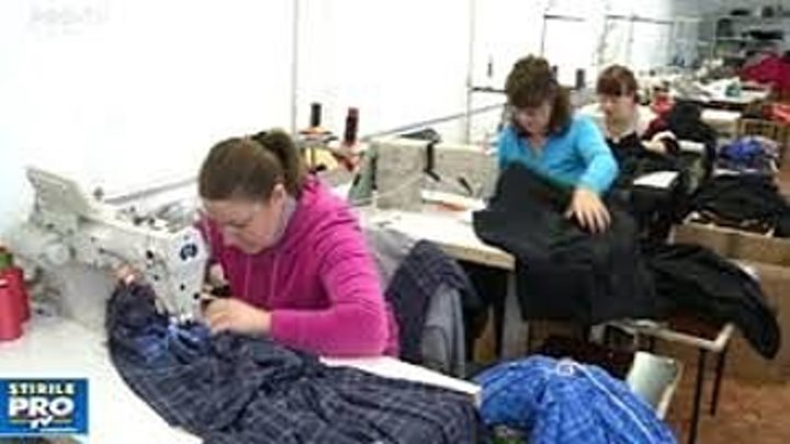 Hainele cusute in Moldova ajung pe rafturile magazinelor celebre din Europa. Fabrica, la care lucreaza zeci de moldovence, a primit un grant si vrea sa se promoveze online - VIDEO