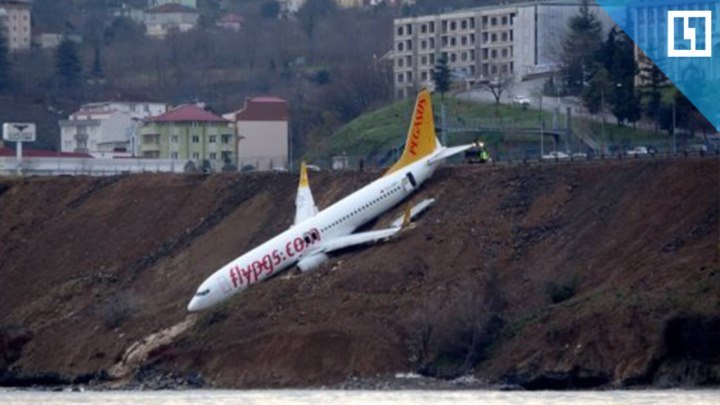 Самолет достают из обрыва в Турции