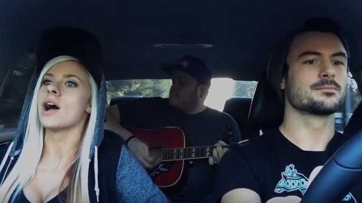 Девушка классно поет в машине с парнями!