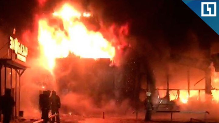 Торговый центр горит в Ноябрьске