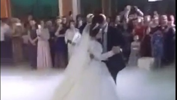 Жених поцеловал невесту на свадьбе... Красиво!