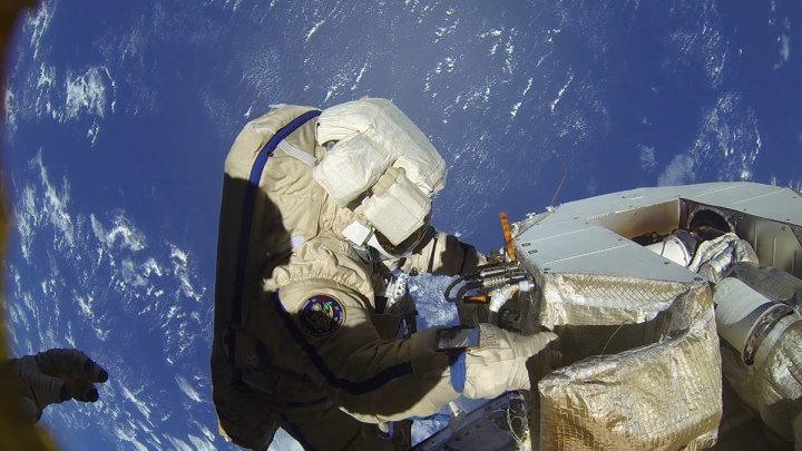 Выход российских космонавтов в открытый космос завершен