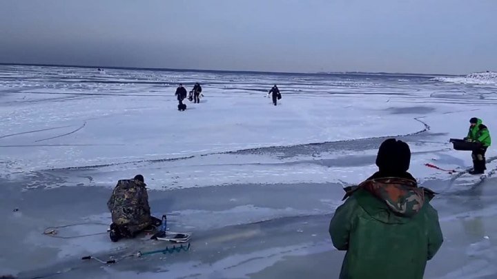 Рыбаки убегают от волны которая ломает лед!
