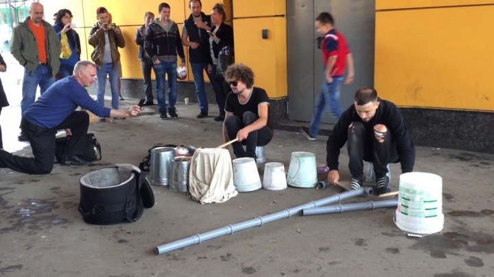 Парни играют на вёдрах в Москве!!! Круче барабана !!!
