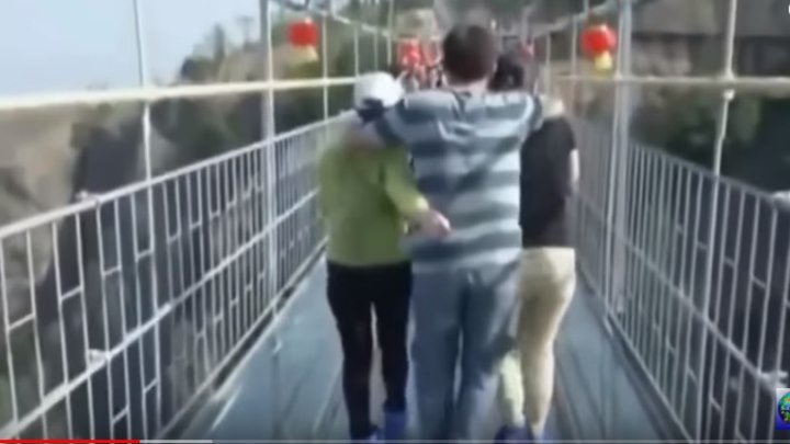 Перепуганные туристы на стеклянном мосту в Китае.