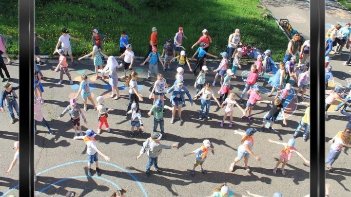 Поздравление детей с днём России (летний лагерь ДЮЦ)