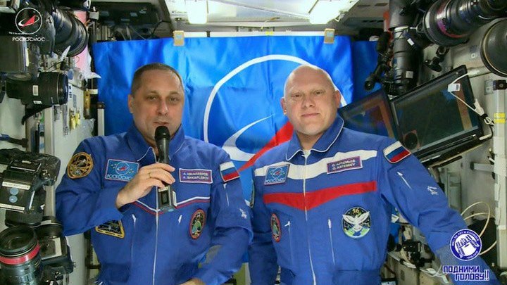 Экипаж МКС поздравил всех с Днем космонавтики