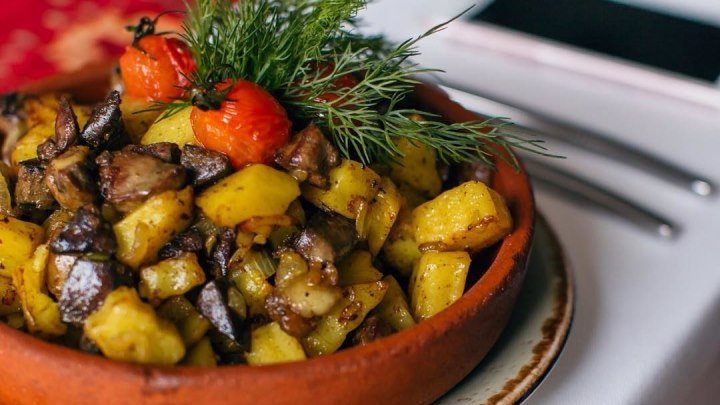 Готовит Азербайджанское национальное блюдо джиз-быз особенным способом...