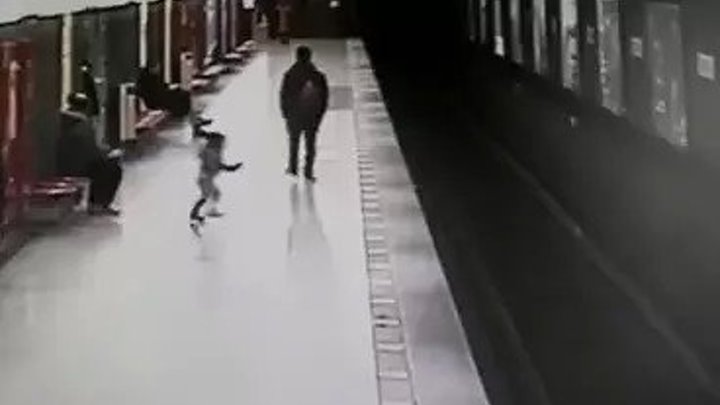 Студент прыгнул на пути в метро, чтобы спасти ребёнка