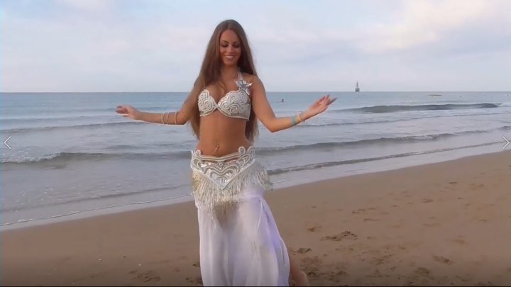 Красотка танцует на пляже!