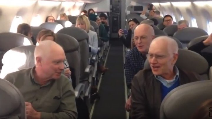 Дедушки классно зажгли на борту самолета! Это невероятно!
