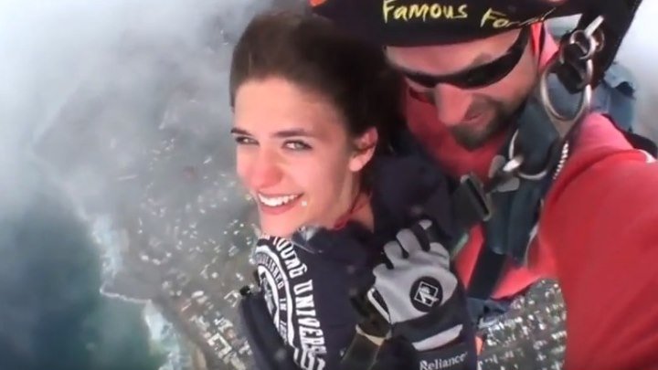 Эта девушка впервые прыгнула с парашютом! Жесть!