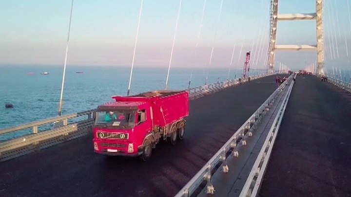Проверка на прочность: по Крымскому мосту прошла колонна 35-тонных самосвалов