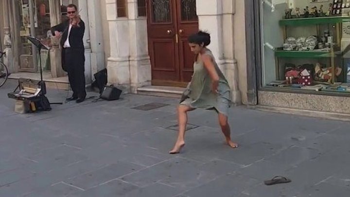Балерина из Палестины не устояла перед мелодией уличного музыканта в Италии