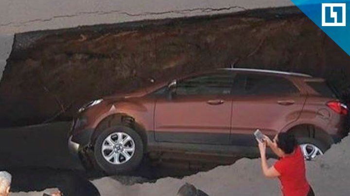 Машина провалилась под землю в Ростове