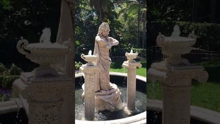 Фантастика! Статуя в фонтане ожила!