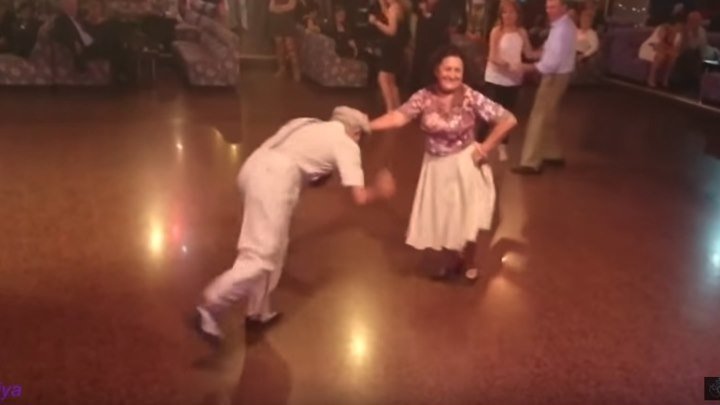 Пожилая пара классно и озорно танцует!