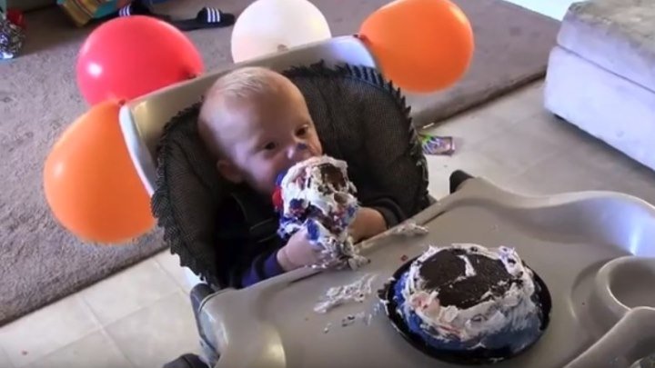 Смешные дети едят в День Рождения Торт...)