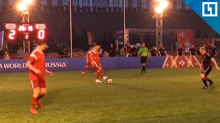 Звезды из России и Германии играют в футбол