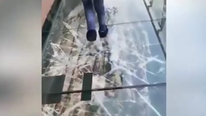 Звук треснувшего стекла на мосту в Китае