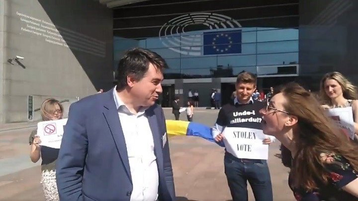 Deputatul PD, Corneliu Mihalache, aflat intr-o vizita la Bruxelles, luat la rost de o moldoveanca, in fata Parlamentului European. A tipat la el cat de tare a putut: "Imi vine sa va dau un ou in frunte". Reactia oficialului