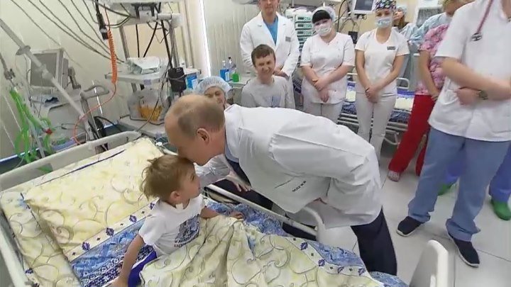 Путин навестил детей в Морозовской больнице