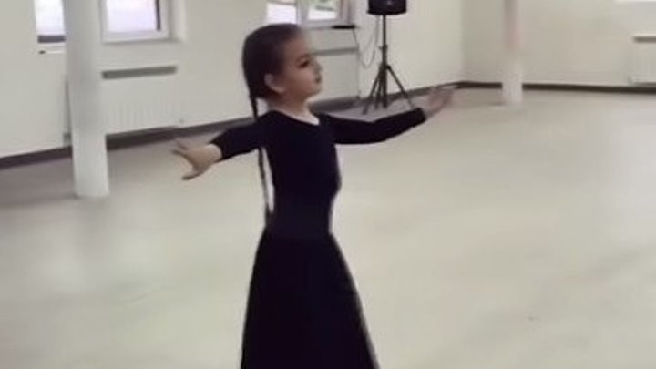 Эта девочка просто невероятно танцует! Потрясающая пластика!