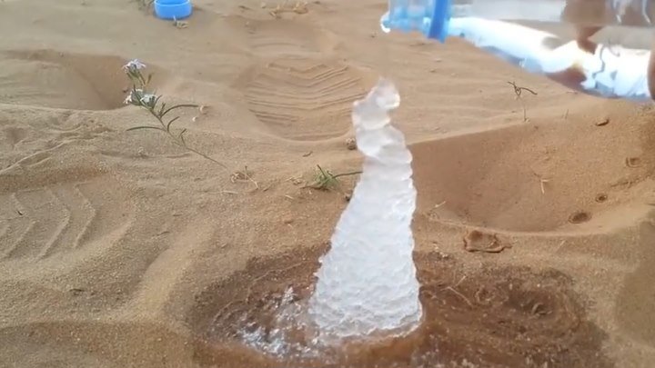 Вода, вытекая из бутылки, мгновенно замерзает в пустыне.