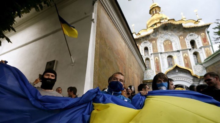 Книги жечь надоело, решили начать жечь церкви. Раскол православия на Украине.