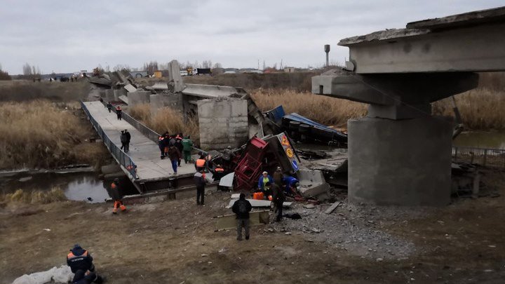 Мост под Воронежем рухнул под тяжестью двух груженых "Камазов"