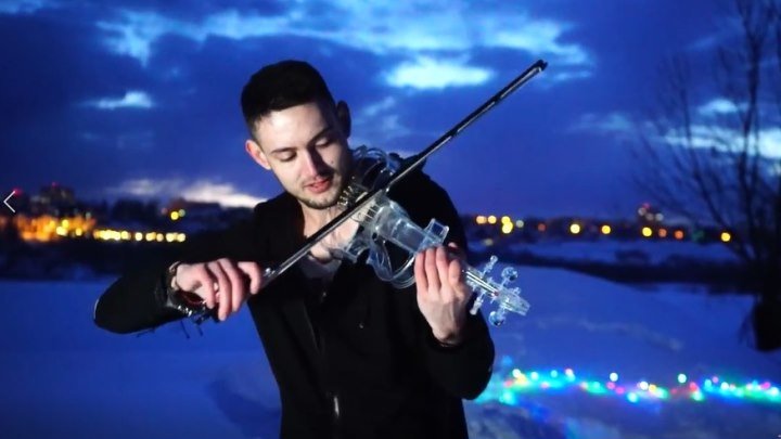 Красивый парень играет на скрипке!