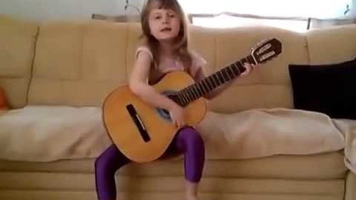 Какая умничка! Поет и играет и ей всего 6 лет!