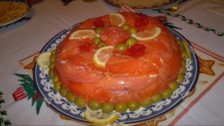 Праздничный салат с красной рыбой и креветками - рыбный торт