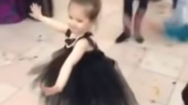 Девочка очень красиво танцует лезгинку!