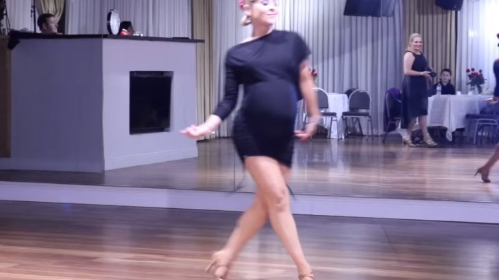 Беременная женщина танцует сальсу! Вот это да!!!