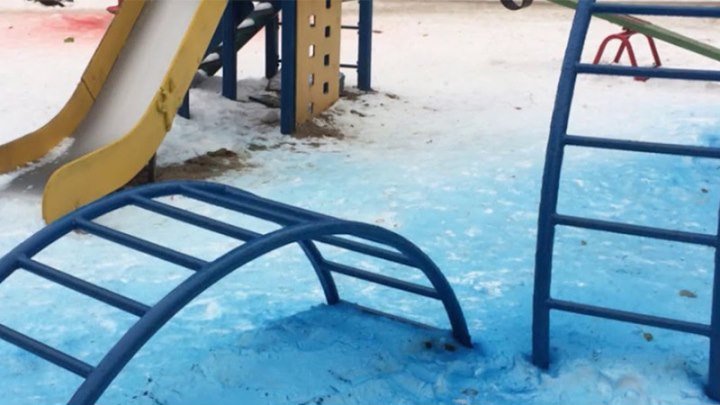 В Ростове на Дону коммунальщики покрасили снег на детской площадке