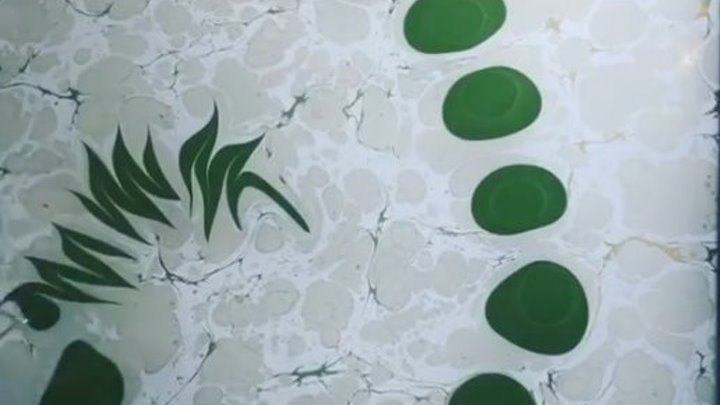 Художница, рисующая в технике эбру, создает цветы прямо на воде.