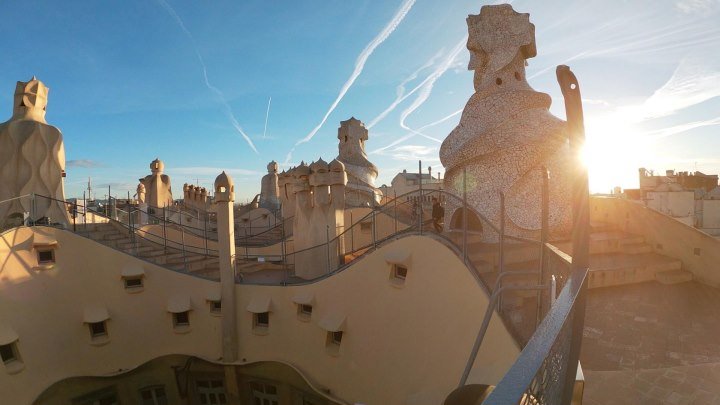 Рассвет на самой красивой крыше мира. Антонио Гауди.