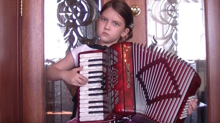 Вы только посмотрите, как эта маленькая девочка играет на аккордеоне!!!