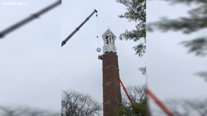 В США башенные часы упали на строителей во время монтажа