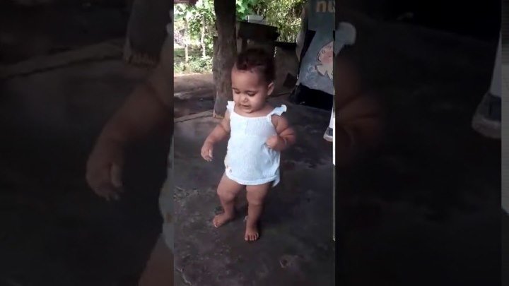 Ну такая сладкая она! Малышка танцует просто супер!