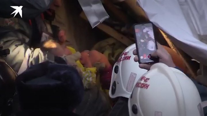 Живого мальчика достали из-под завалов в Магнитогорске