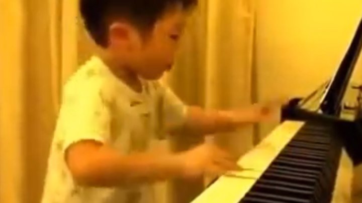 Маленький мальчик играет на пианино... Это просто что то невероятное!!!