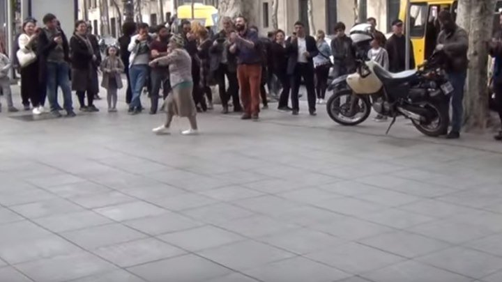 Грузинский танец прямо на улице! Вот это бабуля зажигает!!!