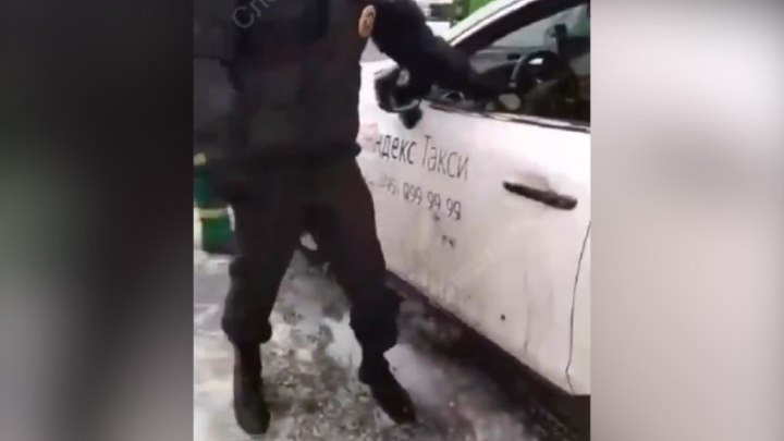 В Москве таксист протащил сотрудника полиции по трассе