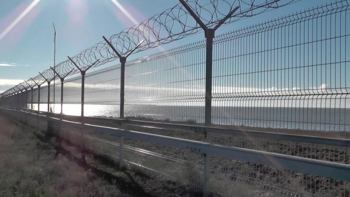В Крыму достроили заграждение на границе с Украиной