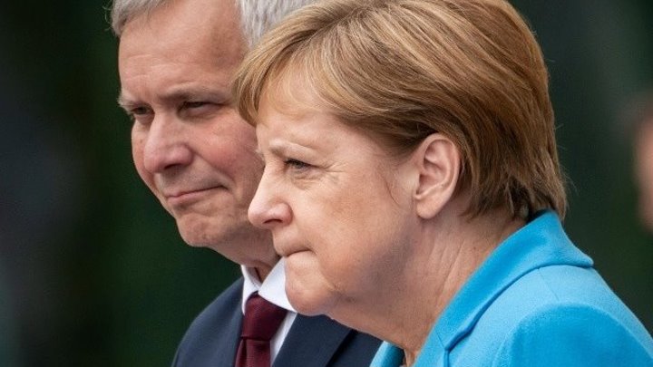 🇩🇪 Ангелу Меркель в третий раз бьёт дрожь на публике 🤔 (Шпигель TV)